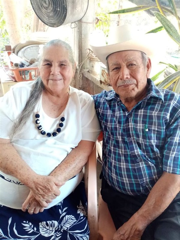Pareja de adultos mayores sonriendo juntos